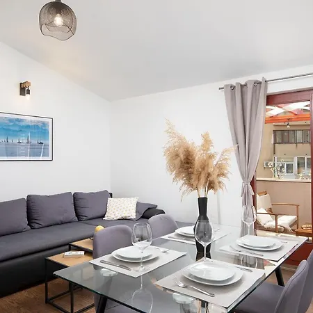 Near Centre Apartment *